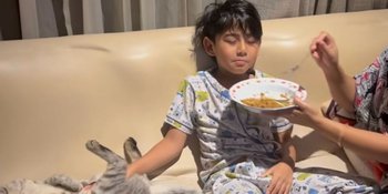 Potret Lucunya Bambang Anak Bontot Meisya Siregar dan Bebi Romeo saat Makan Sahur, Merem Saat Disuap Sambil Pegang Kucing