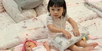 Potret Menggemaskan Ameena Jaga Baby Azura, Tingkahnya Anteng Didampingi Ayah Atta