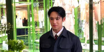 Potret Mingyu SEVENTEEN Hadir di Pop-Up Dior Jakarta, Gaya Semi Formal Serba Putih