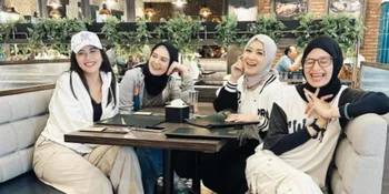 Potret Okie Agustina Pasca Gugat Cerai Gunawan Dwi Cahyo, Pamer Senyum Ceria Bareng Teman-Teman Meski Harus Menjanda Dua Kali