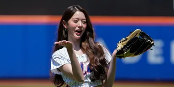 Potret Penampilan Jang Wonyoung Lakukan First Pitch di New York