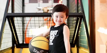 Potret Raphael Moeis Anak Sandra Dewi Bantu ART Bersihkan Rumah