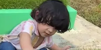 Potret Sedih Balint Keponakan Mona Ratuliu Kunjungi Makam Sang Bunda, Main Mobil-mobilan Bersama Mami