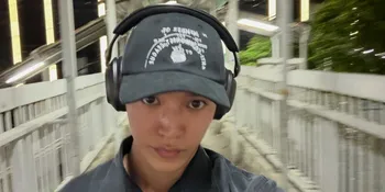 Potret Taeyong NCT Menyusuri JPO Jakarta, Temani Kucing Saat Jalan Sendirian