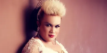 Potret Untuk Billboard, Tata Liem Kenakan kebaya Lengkap