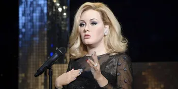 Prestasi Segambreng, Adele Letakkan Trofi-Trofinya di Kamar Mandi