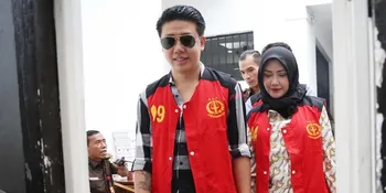 Pria dan Wanita Mirip Pablo Benua dan Rey Utami Tertangkap Kamera Sedang Nongkrong di Kafe