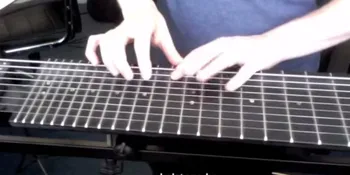 Pria Ini Memainkan Piano Dengan Gitar