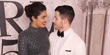 Priyanka Chopra Temani Nick Jonas Main Sepakbola Dengan Bintang India