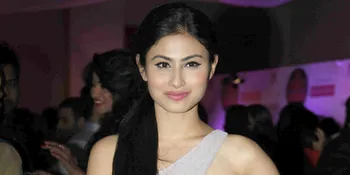 Profesional, Mouni Roy Rela Kulitnya Alergi Demi Syuting 'Naagin'