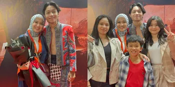 Proud Mom, 7 Potret Okie Agustina Hadir di Premier Film Kiesha Alvaro - Lengkap Ajak 3 Anaknya Juga