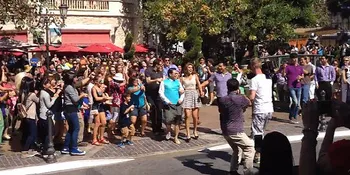 PSY Ikuti Flashmob Mendadak Gangnam Style di Los Angeles
