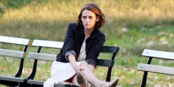 Pucat Tanpa Make Up, Kristen Stewart Shopping Mewah di Paris