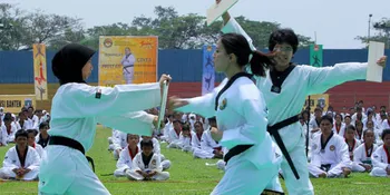 Pukulan dan Tendangan Tya Ariestya Hancurkan Tujuh Papan