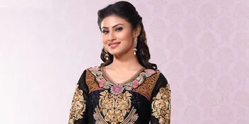 Pulang Dari Amerika, Mouni Roy Tampil Cetar di Acara Bergengsi