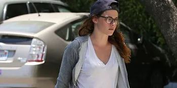 Pulang Dari Paris, Kristen Stewart Mulai Cemberut Lagi