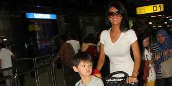 Pulang Dari Singapura, Farah Quinn Belum Mau Diperiksa Polisi