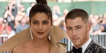 Pulang Dinner di London, Priyanka Chopra dan Nick Jonas Gandengan Tangan Mesra