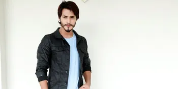 Pulang ke India, Ravi Pose Bareng Pria Yang Lebih Tampan Darinya