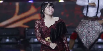 Punya Mobil Mewah, Via Vallen Kehujanan Naik Motor - Tas dan Sepatu Mahalnya Basah