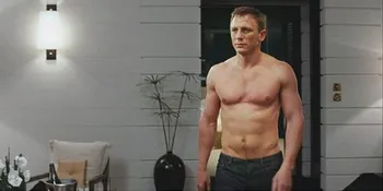 Punya Tubuh Macho, Daniel Craig Canggung Lakoni Adegan Topless