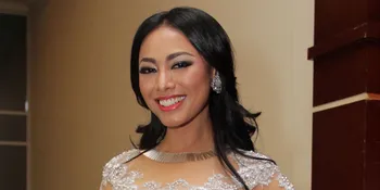 Puteri Indonesia 2013 Pasang Foto Alay di Buku Biografi