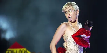 Putus Dari Patrick, Miley Cyrus Cium Mesra Pria &#38; Wanita Lain