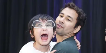 Rafathar Akhirnya Bisa Naik Sepeda Roda Dua Sendiri, Raffi Ahmad Bangga