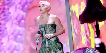Raih 2 Piala, Miley Cyrus Tampil Glamor dan Manis di WMAs 2014