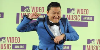 Raih Daesang Awards, PSY Minta Maaf di Atas Stage