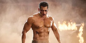 Rajin Banget, Salman Khan Nyapu Halaman Pakai Ijuk Kayak Kita-Kita