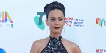 Ramaikan Paris Fashion Week, Katy Perry Jiplak Gaya FKA Twigs?