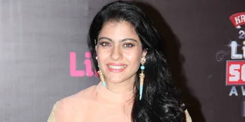 Rambut Cepol dan Dress Longgar Bak Daster, Kajol Masih Cantik?