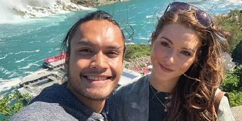 Randy Pangalila Menangis & Nyanyikan Lagu Romantis di Pernikahannya