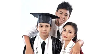 Rasa Syukur Yuni Shara Atas Kelulusan Putranya Meski Harus Jalani Wisuda Secara Online
