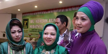 Ratih Sang Dihadiahi Bunga di Hari Ibu