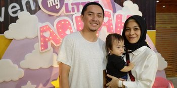 Rayakan 9 Tahun Bersama, Omesh dan Dian Ayu Dinner di Warung Favorit