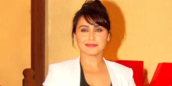 Rayakan Diwali Dengan Sahabat, Rani Mukherjee Tampil Cantik