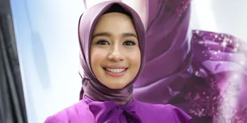 Rayakan Idul Adha Bersama, Laudya Cynthia Bella dan Aleesya Kembaran Mukena