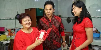 Rayakan Imlek, Delon Ajak Istri Kunjungi Ibunya dan Berikan Amplop Berisi Emas