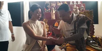 Rayakan Imlek di Vihara, Wendy Walters Dapat Jimat Keberuntungan - Kariernya Tahun 2023 Diramal