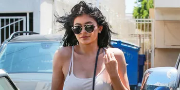 Rayakan Ulang Tahun, Kylie Jenner Pamer Foto-Foto Panas Menggoda