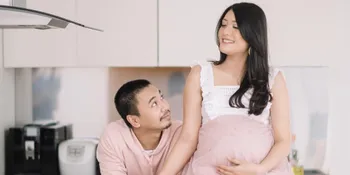 Rayakan Ulang Tahun Pernikahan Yang Tertunda, Raditya Dika Dinner Bareng Istri