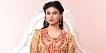 Rebahan Cantik di Taman Bunga, Mouni Roy Hot Pamer Perut dan Paha