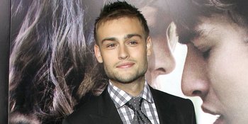 Red Carpet Film, Mata Douglas Booth Ketahuan Nakal