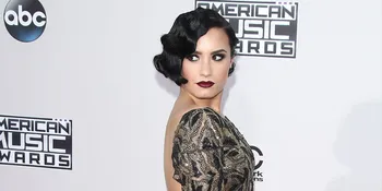 Renang Mesra Pakai Swimsuit Dengan Pacar, Demi Lovato Super Hot