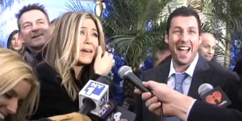 Reporter 'Raksasa' Bikin Jennifer Aniston &#38; Adam Sandler Shock