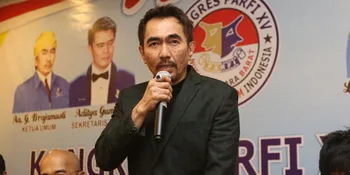 Rumah Ada Ruang Rahasia, Gatot Brajamusti Tersenyum