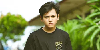 Rey Bong Bintang 'DARI JENDELA SMP' Jalani Pemotretan Bersandar di Kursi, Netizen: Senderan Aja Cakep