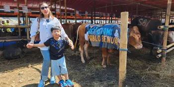 Rey Utami Kini Kerap Berbagi Kebaikan Terhadap Sesama, Terbaru Kurban Sapi Jumbo di Idul Adha 1444 H